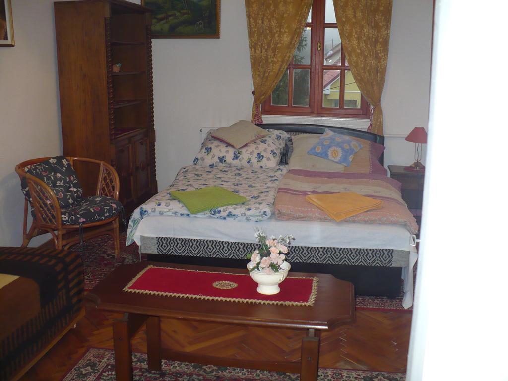 شقة Kitty Apartman ميسكولك الغرفة الصورة
